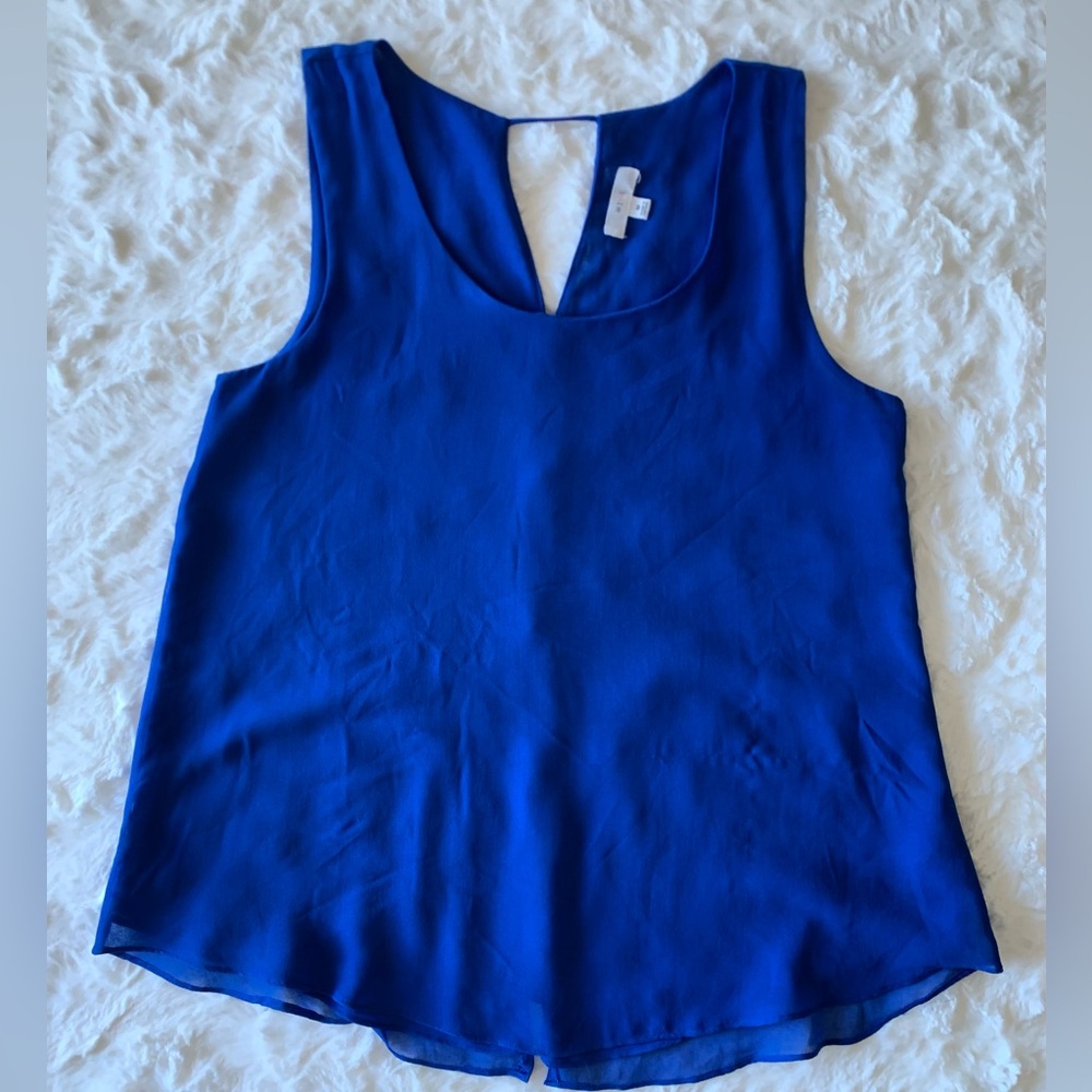 Mine Sleeveless Back Button Detail Blouse. Blue. Size M Medium